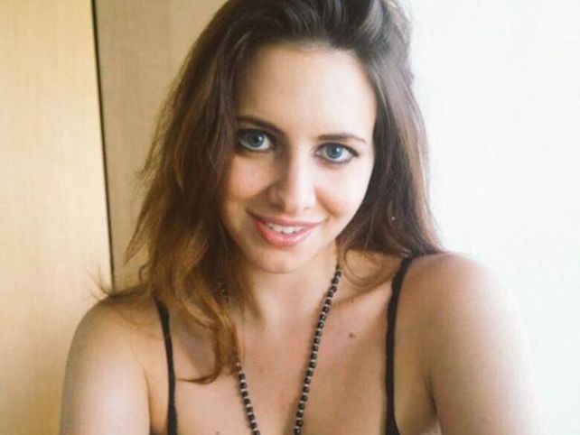 Ella muestra y amaga