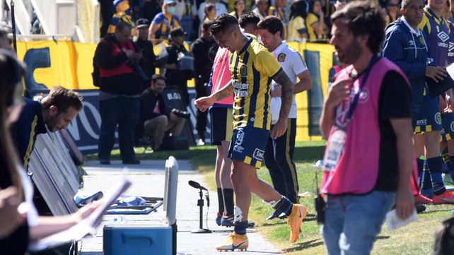 Damián Martínez se retira del campo de juego en el partido ante Talleres. En su lugar ingresó Almada.