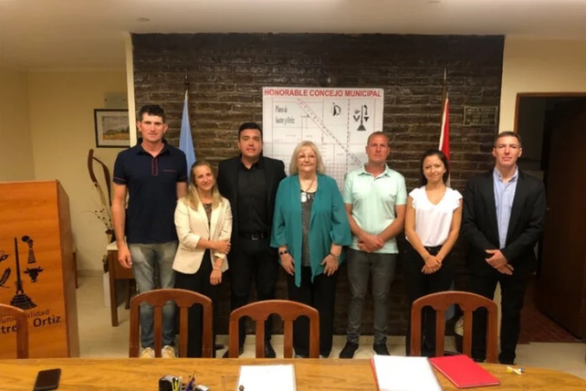 Los seis ediles rechazon la propuesta de la mandataria radical María del Carmen Amero (foto en el centro)