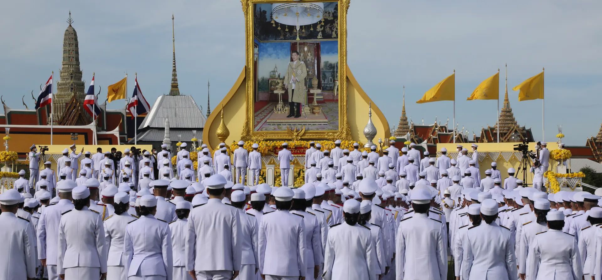Bangkok, Tailandia. El primer ministro interino, Prayut Chan-o-cha (centro), encabeza su gabinete y funcionarios del gobierno en un saludo al rey Vajiralongkorn durante una ceremonia para conmemorar el 71 cumpleaños del monarca tailandés. Fotografía: Narong Sangnak/EPA Bangkok, Tailandia. El primer ministro interino, Prayut Chan-o-cha (centro), encabeza su gabinete y funcionarios del gobierno en un saludo al rey Vajiralongkorn durante una ceremonia para conmemorar el 71 cumpleaños del monarca tailandés. Fotografía: Narong Sangnak/EPA
