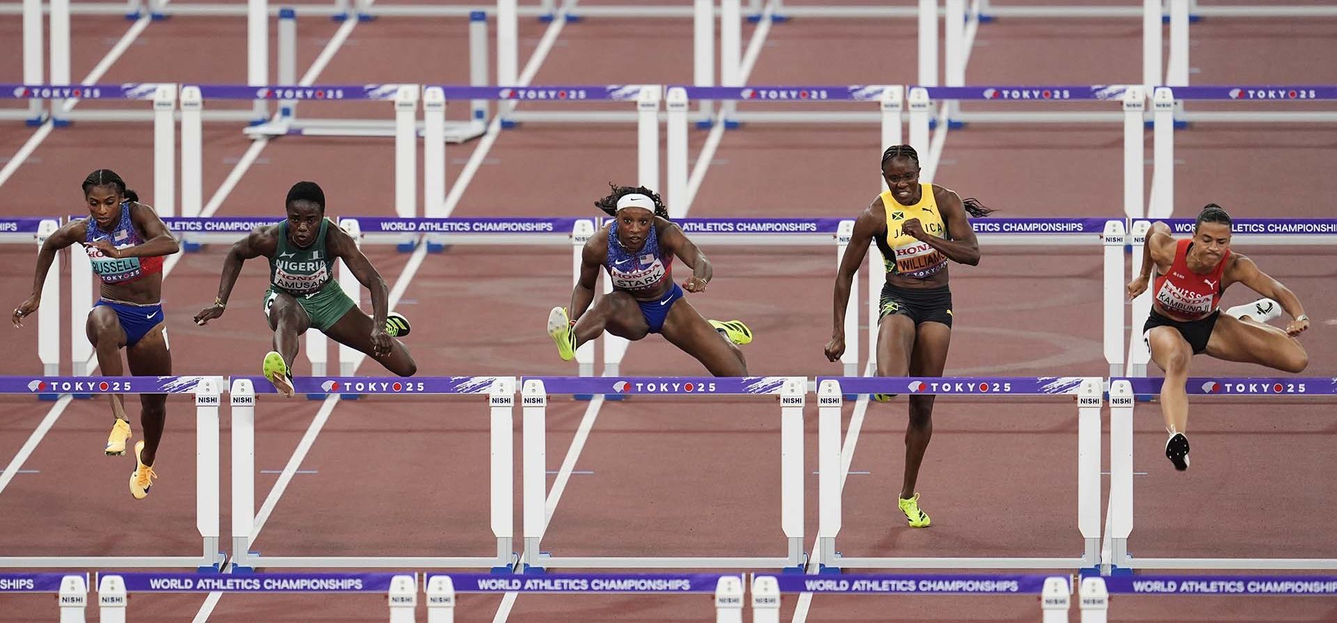 La suiza Ditaji Kambundji compite con la estadounidense Masai Russell, la nigeriana Tobi Amusan, la estadounidense Grace Stark y la jamaiquina Danielle Williams en la final femenina de 100 metros con vallas del Campeonato Mundial de Atletismo en Tokio, el lunes 15 de septiembre de 2025. (Foto AP/Abbie Parr)