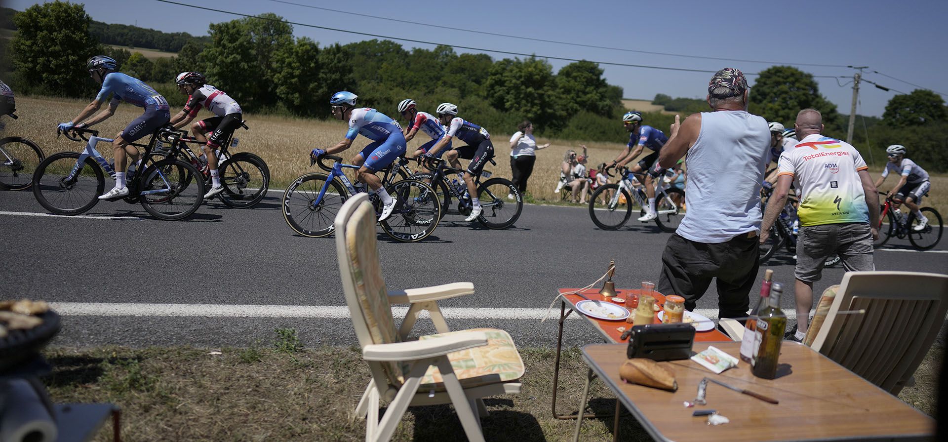 Residentes animan a los ciclistas durante la séptima etapa de la carrera ciclista del Tour de Francia de más de 176,5 kilómetros con inicio en Tomblaine y final en La Super Planche des Belles Filles, Francia, el viernes 8 de julio de 2022.