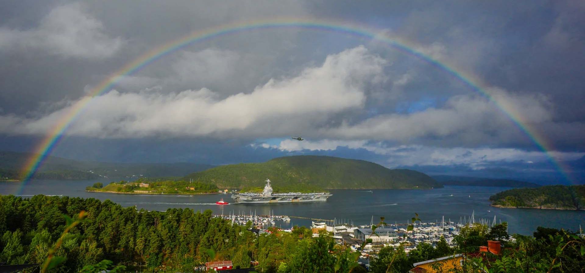 El portaaviones estadounidense USS Gerald R Ford, en su camino hacia el fiordo de Oslo. El barco es el buque de guerra más grande del mundo, Drøbak, Noruega. Fotografía: Lise Åserud/NTB/AFP/Getty Images El portaaviones estadounidense USS Gerald R Ford, en su camino hacia el fiordo de Oslo. El barco es el buque de guerra más grande del mundo, Drøbak, Noruega. Fotografía: Lise Åserud/NTB/AFP/Getty Images