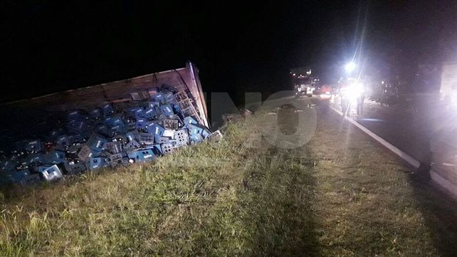 Murió una mujer en un choque frontal entre un camión y una camioneta