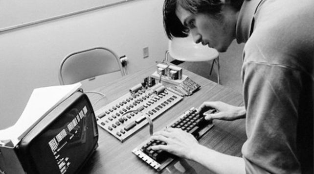 Steve Jobs cumpliría 66 años: un repaso por la vida del mítico fundador de Apple