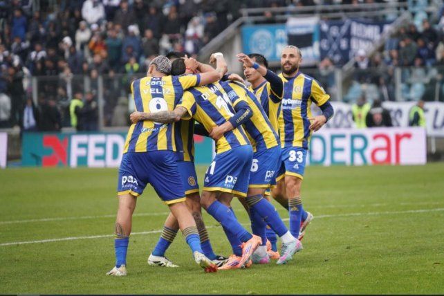 Todo Central festeja uno de los goles con los que el Canalla sumó de a tres frente a Gimnasia.
