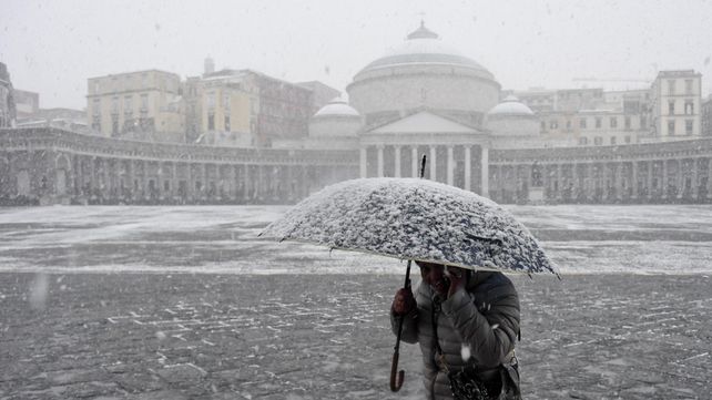 Italia. Una mujer camina en medio de la nevada