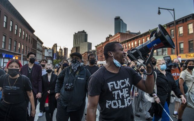 Manifestantes marchan por Flatbush Avenue en el distrito de Brooklyn de Nueva York. El ex oficial de policía de Minneapolis Derek Chauvin fue condenado por asesinato y homicidio involuntario en la muerte de George Floyd.