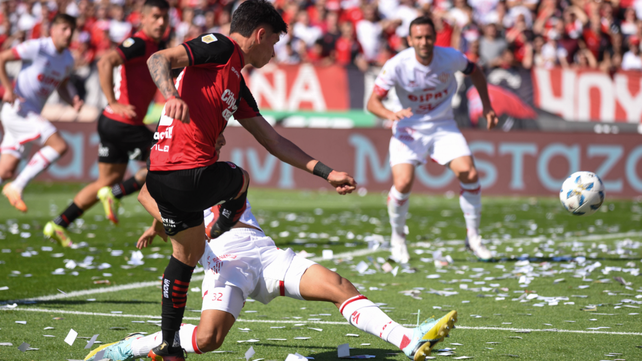 Brian Aguirre tiró cruzado y la pelota será controlada por el arquero Moyano. Newells igualó 1 a 1.