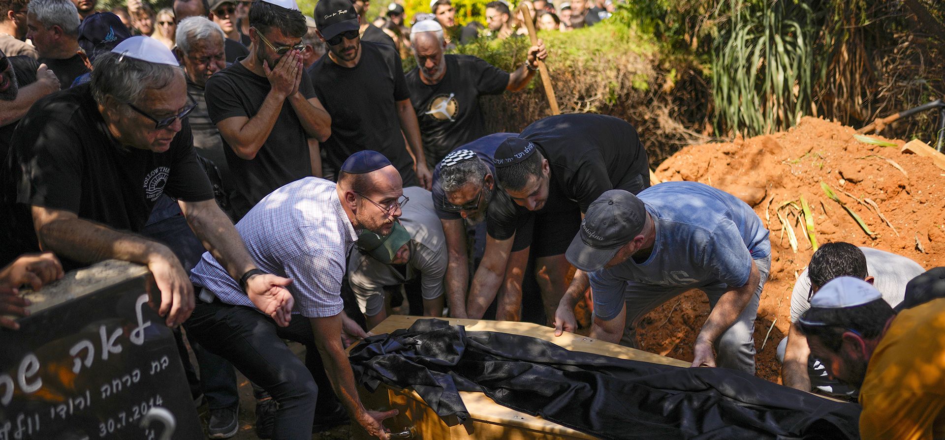 Funeral de uno de los jóvenes que asistieron a la fiesta de música electrónica cerca del kibutz Re Funeral de uno de los jóvenes que asistieron a la fiesta de música electrónica cerca del kibutz Re