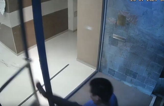 En 30 segundos rompió la puerta