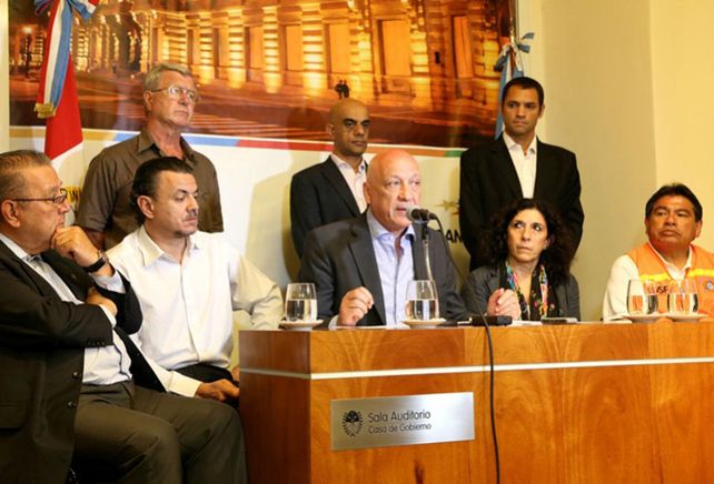 Conferencia. El gobernador y parte del gabinete informando sobre la situación