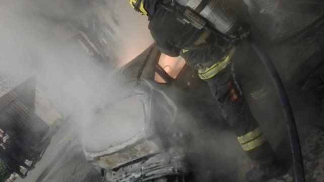 El Ford Fiesta quedó destruido este viernes en la zona oeste.