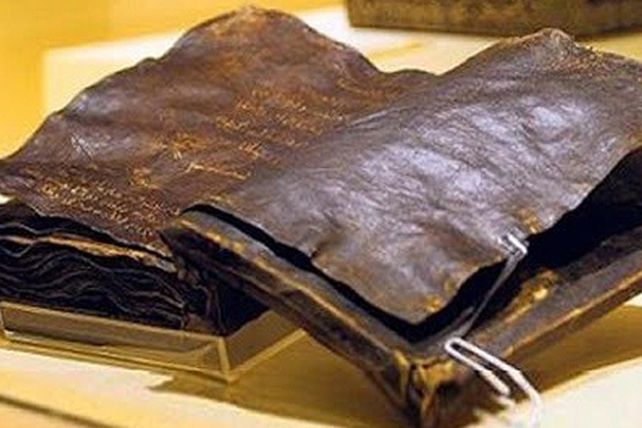 Se encuentra una Biblia que afirma que Cristo no fue crucificado