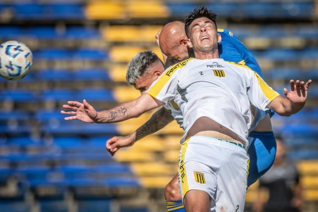 Carlos Quintana anota para Central de cabeza el tercer gol en el amistoso ante Almirante Brown.