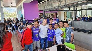 Lionel Scaloni fue recibido por varios chicos en El Salvador.