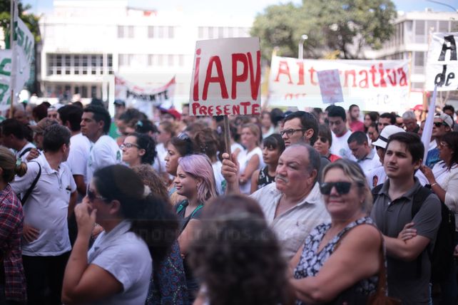 Estatales y docentes marcharon a Casa de Gobierno en repudio del techo del 18% y denunciaron aprietes