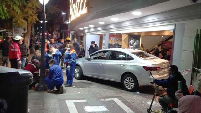 Un auto chocó contra un teatro en una localidad de Mendoza.
