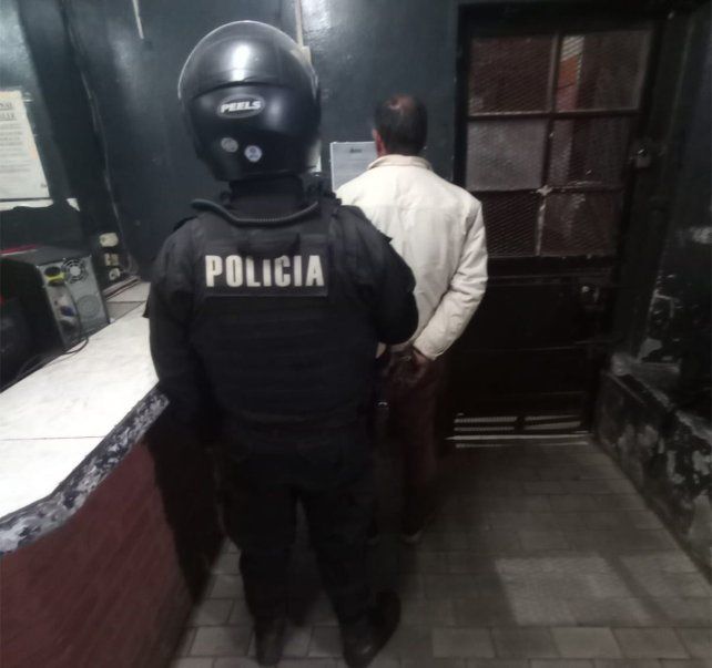 Un cuidacoches fue detenido en la costa central por amenazas a un automovilista.