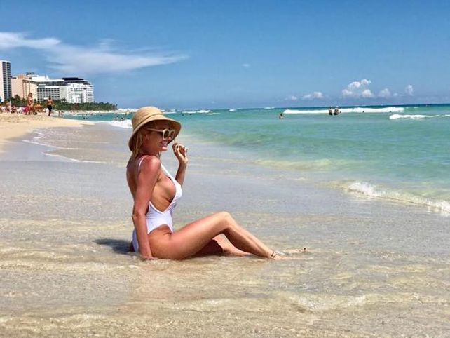 Las fotos de Vicky Xipolitakis con un traje de baño transparente en Miami recorren al mundo