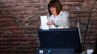 La precandidata a la presidencia de Juntos por el Cambio, Patricia Bullrich, se acercó pasado el mediodía al predio de La Rural en la ciudad de Buenos Aires para emitir su voto. No obstante, debió pasar una serie de inconvenientes con el sistema de voto electrónico.