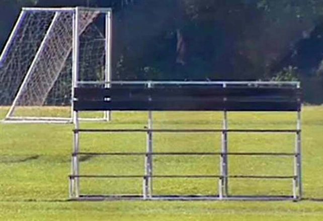 terrible. El arco se cayó el sábado en el Complejo Deportivo La Iguana