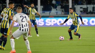 Pelota al pie, cabeza levantada. Montoya fue de lo mejor de Central ante Talleres.