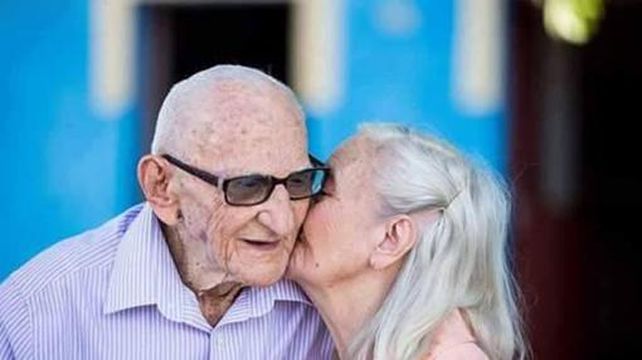 Una pareja de ancianos celebró su 65 aniversario con la sesión de fotos más romántica de Facebook