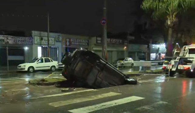Un automóvil cayó en un pozo en Provincias Unidas al 1500