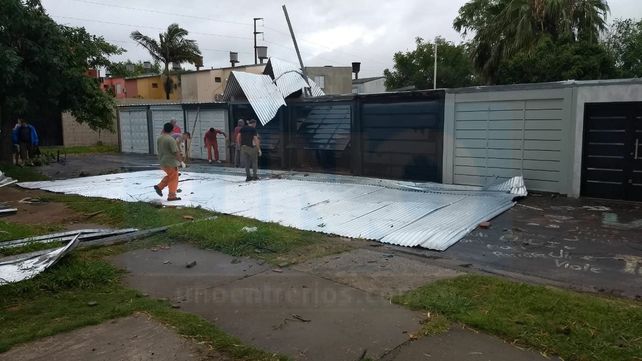 Una cola de tornado afecto al menos 10 cocheras y vehículos en barrio Paraná II