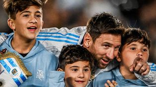Messi junto a sus hijos este jueves por la noche en su último partido oficial por los puntos. Lionel Scaloni dijo que le gustaría verlo jugar en Rosario.