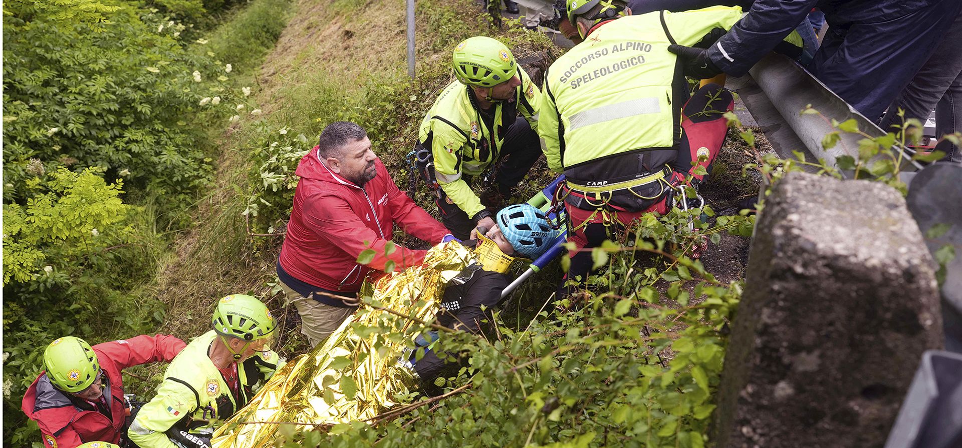 El italiano Alessio Martinelli del Vf Group Bardianicsf-Faizane es transportado por rescatistas después de la caída durante la etapa 16º del Giro de Italia desde Piazzola sul Brenta a San Valentino, Italia, el martes 27 de mayo de 2025. (Fabio Ferrari/LaPresse vía AP) El italiano Alessio Martinelli del Vf Group Bardianicsf-Faizane es transportado por rescatistas después de la caída durante la etapa 16º del Giro de Italia desde Piazzola sul Brenta a San Valentino, Italia, el martes 27 de mayo de 2025. (Fabio Ferrari/LaPresse vía AP)