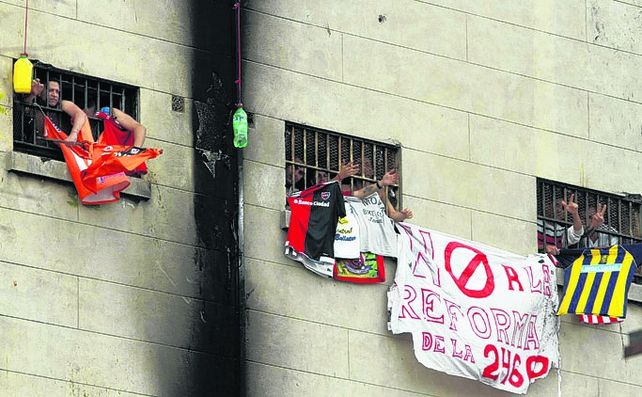 Detenidos. La nueva norma prohíbe el uso de celulares en las cárceles.