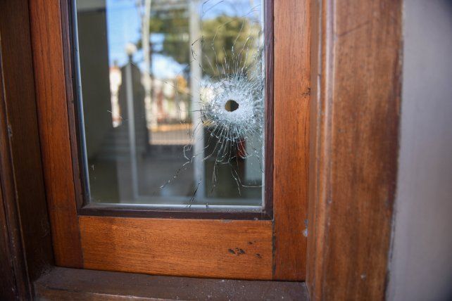 Los tiros perforaron una ventana y una puerta del edificio de la AIC.
