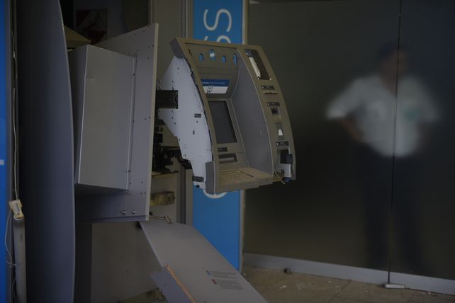 Importantes daños en el sector de cajeros automáticos del banco Francés. (Foto La Capital/Celina M. Lovera)