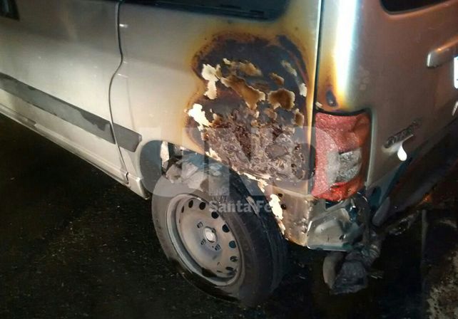 La camioneta quemada a metros del ministerio de Seguridad y el Cuartel de Bomberos
