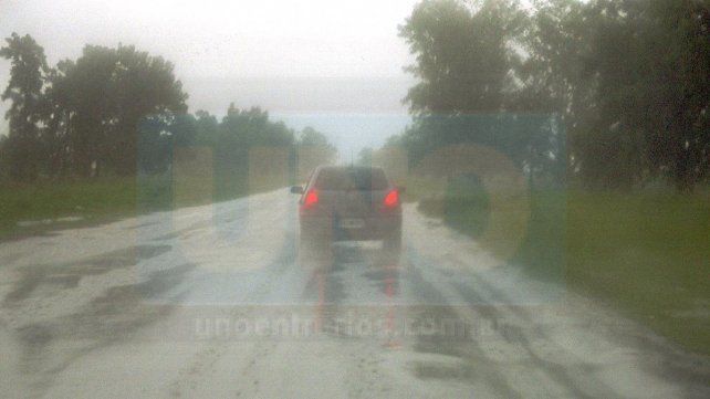 Llueve copiosamente en casi toda la provincia y recomiendan transitar con precaución por rutas nacionales y provinciales. Consejos para evitar el aquaplanning