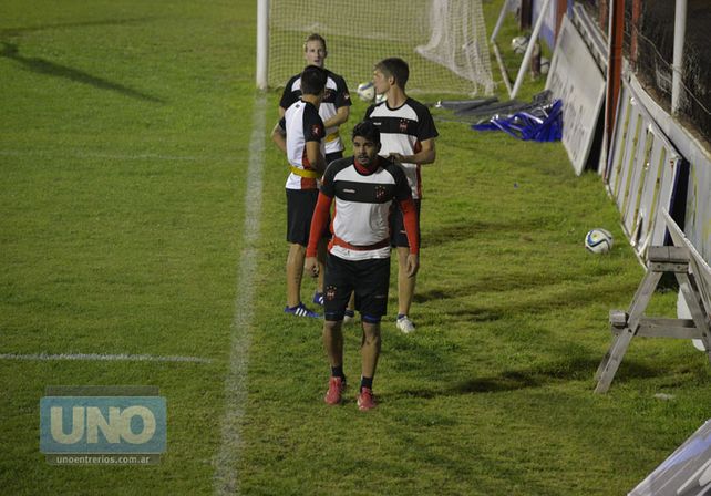 DIFERENCIADO. Diego Jara realizó trabajos diferenciados. El concordiense desempeñó tareas físicas en un costado.     Foto UNO/Mateo Oviedo