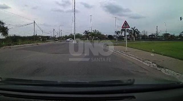 Venía rápido, le erró a la entrada del Walmart y mirá dónde terminó