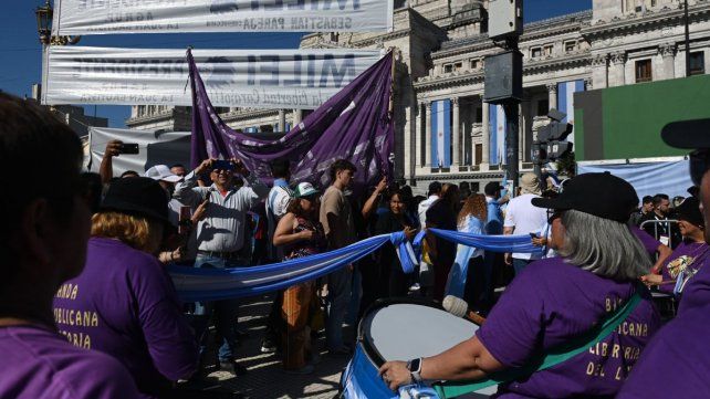 Los seguidores de Javier Milei llegaron temprano al Congreso