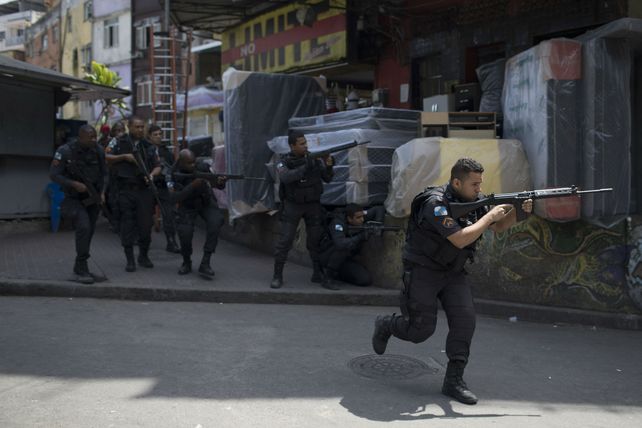 Violencia sin fin. Fuerzas tácticas de la policía (BOPE) responden al fuego de las bandas criminales que asuelan la emblemática favela de Rocinha.