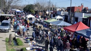 Los feriantes cada vez son más y exigien una norma que los regule