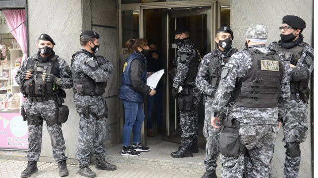 la-policia-realizo-varios-allanamientos-varios-domicilios-rosario-el-marco-una-causa-pornografia-inf