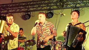 Los Bam Band haciendo bailar a todos los fanáticos en el club Universitario