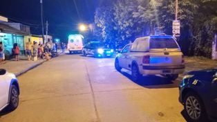 La policía en la zona de General López y Medina, donde ocurrió el primer homicidio del año.&nbsp;