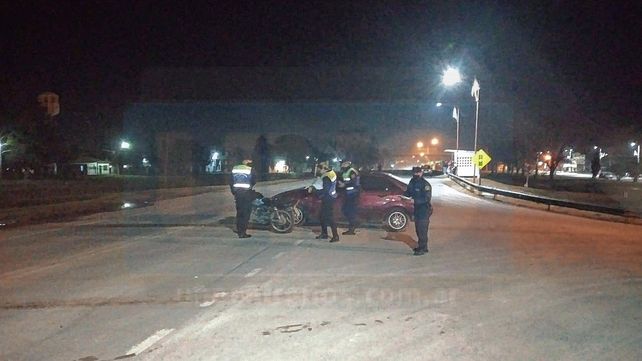 Motociclista murió al chocar con un auto en el ingreso a San Benito