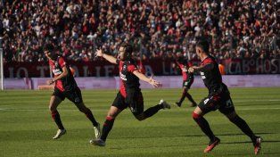 Golazo. Mateo Silvetti clavó el gol del empate de Newells.