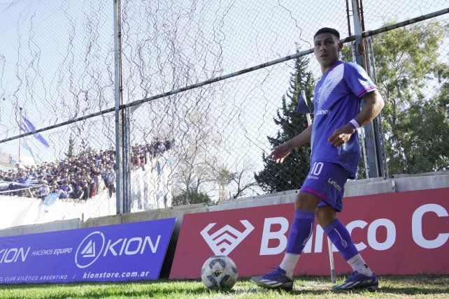 Estampa de crack. Juan Cruz Vega se prepara la lanzar el tiro de esquina