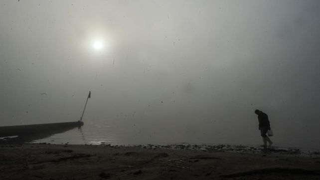Humo de las islas y niebla sobre el río