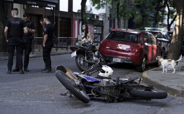Una moto en el piso tras un accidente de tránsito. La postal se repite a diario y preocupan los números del Observatorio de Seguridad Vial